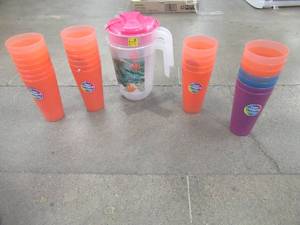 lot 535 image: 2 Pitchers and Color Changing Tumblers - SOLD AS IS