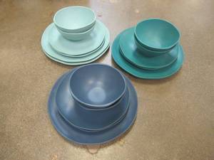 lot 674 image: Members Mark Set of 18 Multicolored Plastic Outdoor Place Settings, Open Box - SOLD AS IS