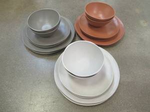 lot 675 image: Members Mark Set of 18 Multicolored Plastic Outdoor Place Settings, Open Box - SOLD AS IS