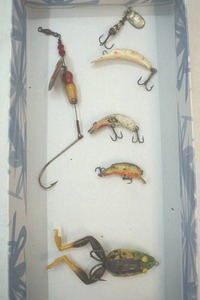 lot 40 image: fishing lures