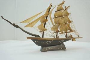 lot 98 image: Schooner model boat
