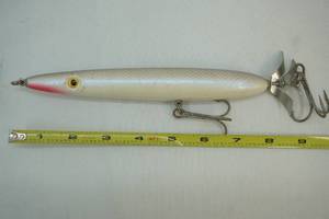 lot 135 image: 8 Large Fish Lure