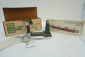 lot 213 image: Reloading Scale & Universal Charge Bar