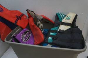 lot 263 image: Assorted LifeJacket