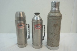 lot 267 image: Uno-vac Thermos bottles
