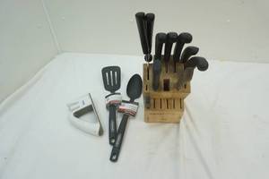 lot 323 image: Knife Block-Kitchen Utensils