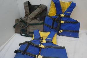 lot 428 image: Stearns Adult Lifejackets