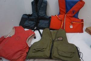 lot 429 image: Adult Large-XL Lifejackets
