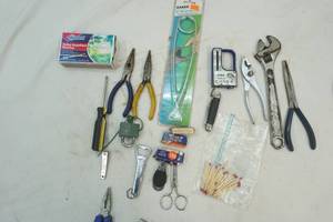 lot 440 image: Fish Scale, 10 Mouth Spreader, multitools-etc.