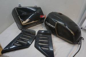 lot 489 image: Suzuki Gas Tank, fenders, Side Bag