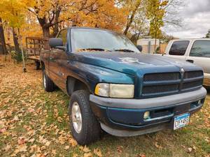 lot 1 image: 1998 Dodge Ram 1500 2-Door Pickup Truck