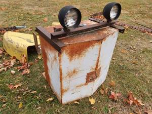 lot 13 image: White Tractor Auxillary Fuel Tank
