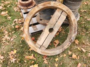 lot 23 image: 30 Wooden Pulley