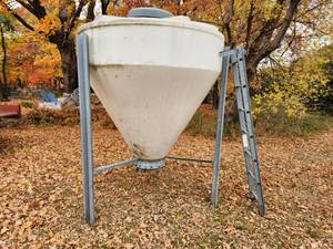 lot 24 image: FeedGrain Bin