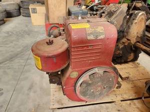 lot 34 image: B&S Briggs & Stratton 4-Cycle 16hp Motor (for parts)