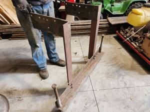 lot 66 image: Heavy Duty Tractor Splitting Stand