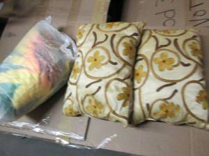 new sunflower blanket and 2 pillows...