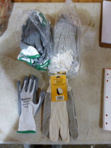 lot 213 image: 2 Dozen Pair of Work Gloves