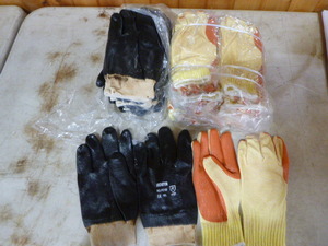 lot 215 image: 2 Dozen Pair of Work Gloves
