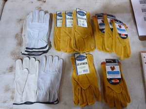 lot 223 image: 1 Dozen Pair of Work Gloves