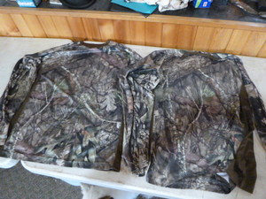 lot 247 image: 2 Mossy Oak Yukon Gear Mens Long Sleeved T-Shirts
