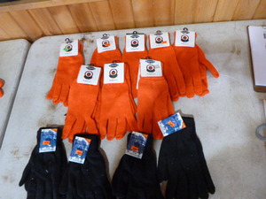 lot 251 image: 12 Pair of Gloves