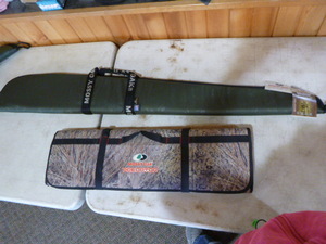 lot 257 image: Mossy Oak Gun Case and Shooting Mat