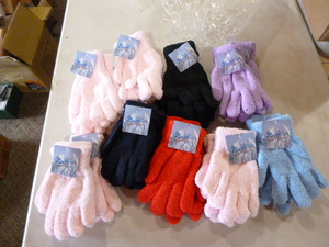 lot 374 image: 18 Pair of Wochilla Gloves