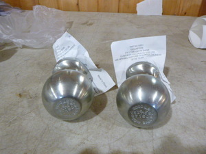 lot 15 image: 2 Valley 2 516 Tow Balls