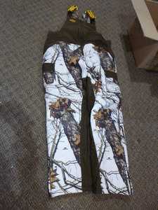 lot 243 image: Mossy Oak Yukon Gear Mens Reversible Hunting Bibs