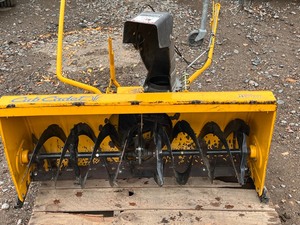 lot 13 image: Cub Cadet 42 Lawn Tractor Snowblower