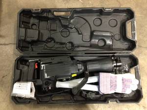 TR Industrial� TR89105 - TR-100 Hex Bit Holds Chuck Corded 120 V 11.0 A D-Handle Demolition Hammer- Customer Return - Review all pictures