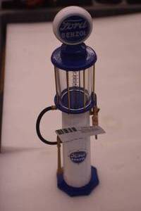 lot 21 image: Gas Pump