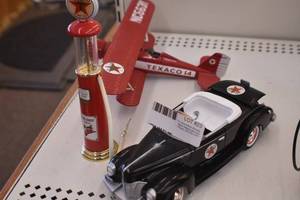 lot 23 image: Texaco Collectibles