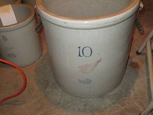 10-gallon Redwing Crock in fantasti...