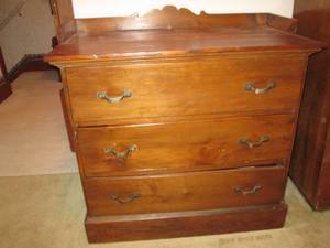 Vintage 3-drawer dresser measures a...