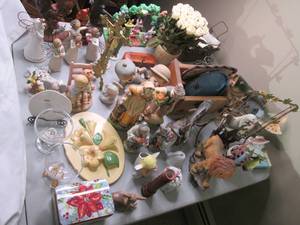 High end lot of Willow Tree figurin...