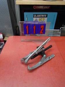 lot 112 image: New 2 or 3 jaw gear puller. Bolt is 8 long. As shown.
