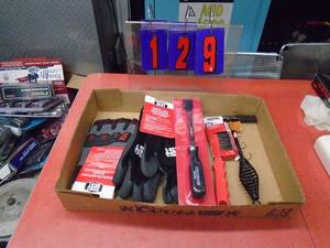 lot 129 image: Flat f tools & XL mechanics gloves. As shown.