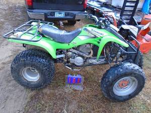 lot 160 image: 1985 Honda 250cc frame & motor with Kawasaki plastic. Ran on ether. Selling as partsrepair. No paperwork. As shown.