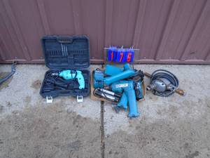 lot 176 image: Makita 9.6 volt drills & saw & 12 drill. As shown.