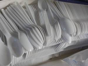 lot 25 image: 500 Elegant Plastic Teaspoons...