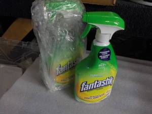 lot 139 image: 2- 32 oz Spray Bottles Fantastik Di...