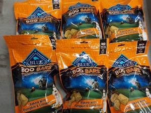 lot 324 image: 6 - 11 oz Bags Blue Boo Bars Dog Bi...
