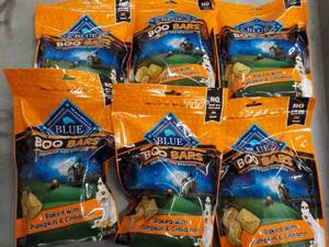 lot 325 image: 6 - 11 oz Bags Blue Boo Bars Dog Bi...