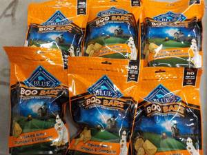 lot 326 image: 6 - 11 oz Bags Blue Boo Bars Dog Bi...