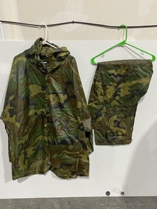 lot 11 image: Camo Rain Suit