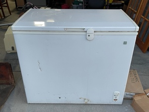 lot 71 image: GE Chest Freezer