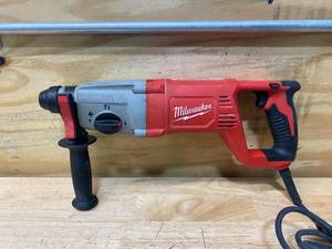 lot 45 image: MILWAUKEE 8 Amp Corded 1 in. SDS D-Handle Rotary Hammer