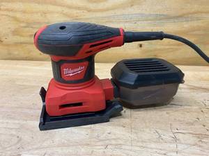 lot 46 image: MILWAUKEE 3 Amp 14 Sheet Corded Palm Sander